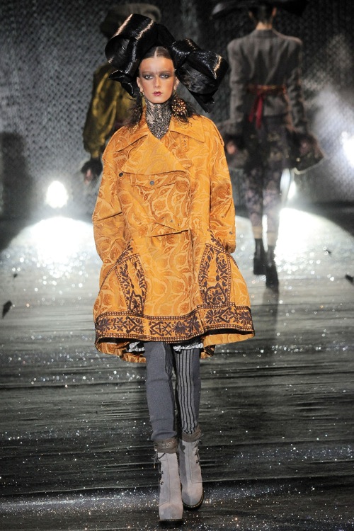John Galliano и Jean Paul Gaultier на Неделе моды в Париже John Galliano и Jean Paul Gaultier на Неделе моды в Париже