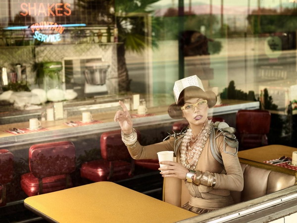 Milla Jovovich ����� ������� ��� Harper's Bazaar Singapore