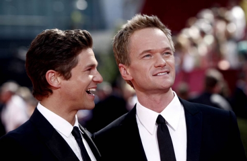 Нил Патрик Харрис (Neil Patrick Harris) и Дэвид Бертка (David Burtka) из сериала «How I Met Your Mother». Нил Патрик Харрис (Neil Patrick Harris) и Дэвид Бертка (David Burtka) из сериала «How I Met Your Mother».